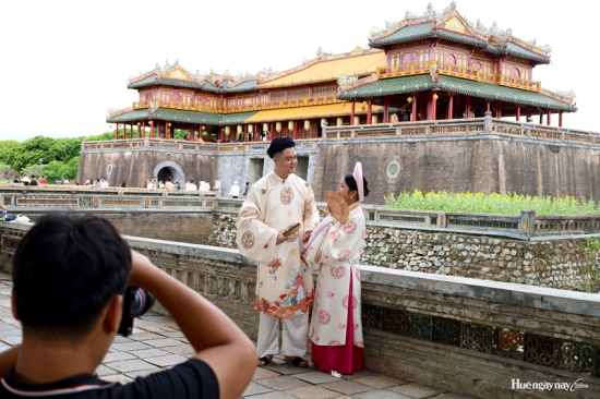 Hue draws visitors from near and far to explore its attractions, enjoy unique experiences, and pose for check-in photos 